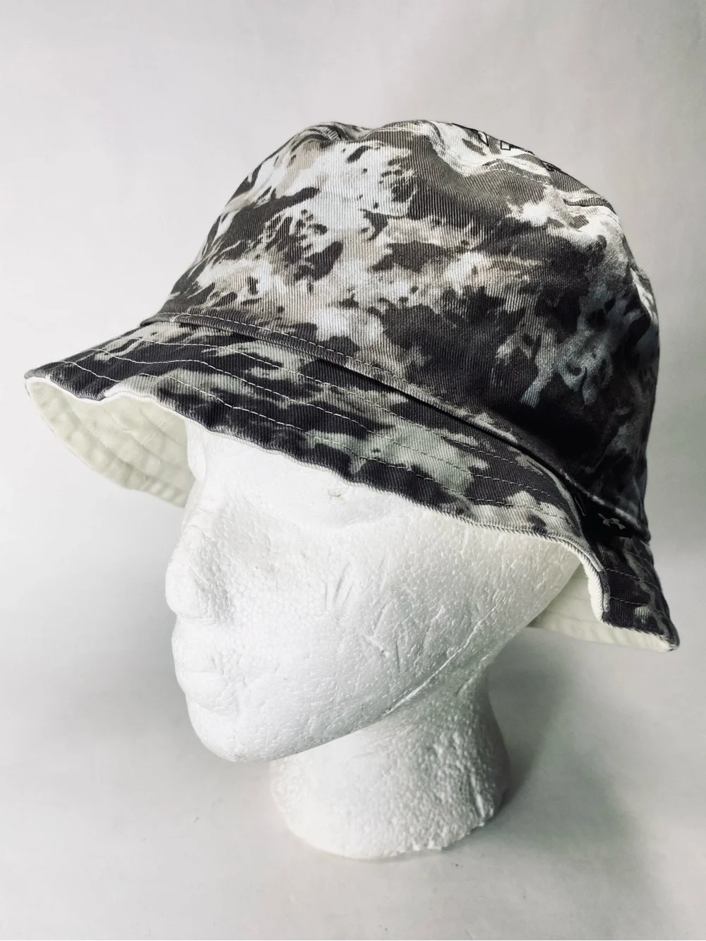 Under Armour Reversible Tan Beige Camo Pattern Bucket Hat Unisex